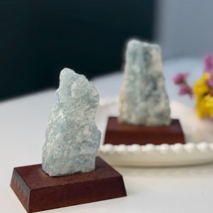 Água-marinha com Base de Madeira – 8 cm